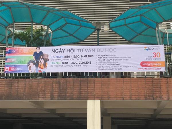 Thi công treo băng rôn trong trường học