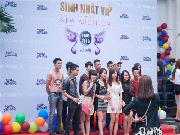 In và treo backdrop tiệc sinh nhật câu lạc bộ