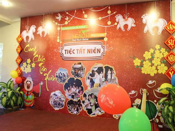 In và treo backdrop cho tiệc tất niên