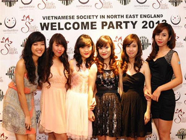In và treo backdrop cho sự kiện party